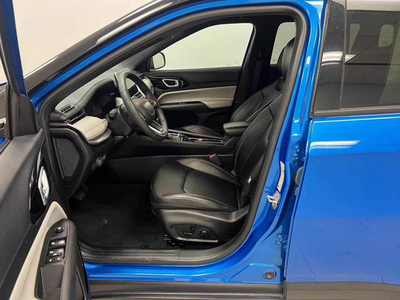 Used 2025 Jeep Compass Limited AWD/4WD image 20