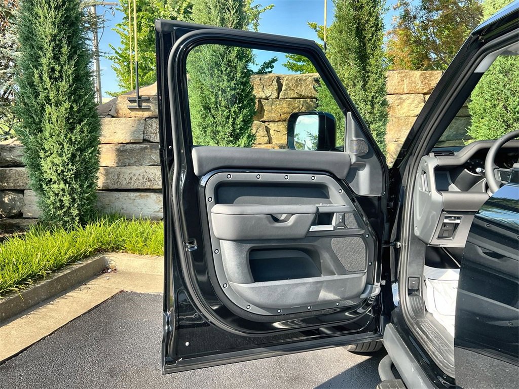 Used 2025 Land Rover Defender 110 S image 17