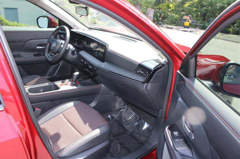 Used 2025 Nissan Kicks SR FWD image 11