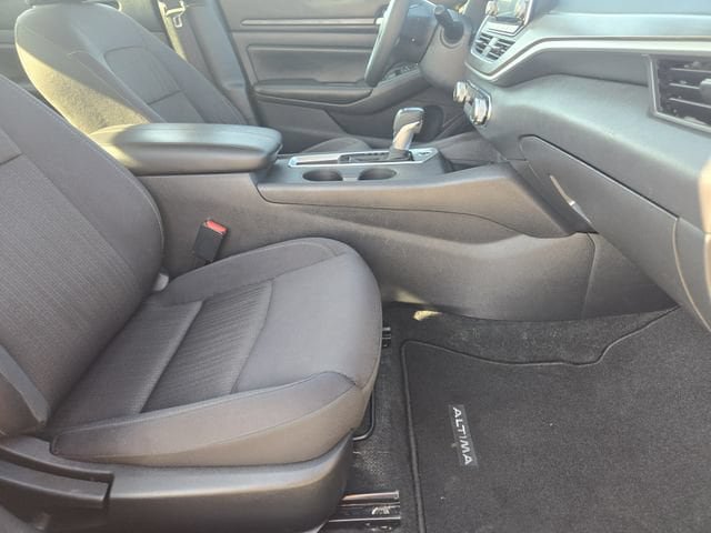 Used 2025 Nissan Altima 2.5 SV FWD image 15