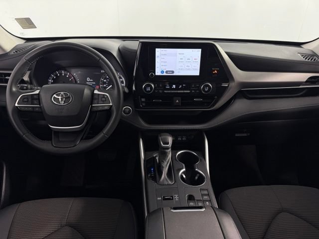 Used 2025 Toyota Highlander LE FWD image 25