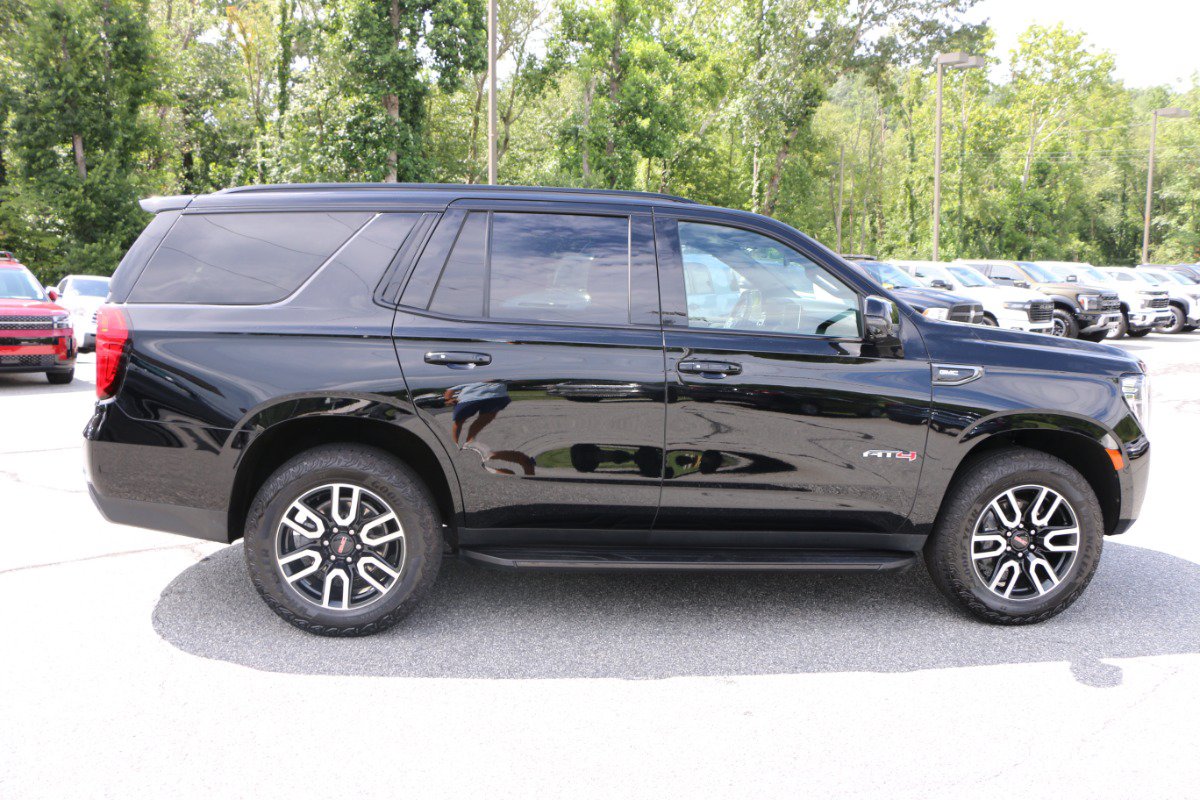 Used 2024 GMC Yukon AT4 w/ Technology Package AWD/4WD image 9