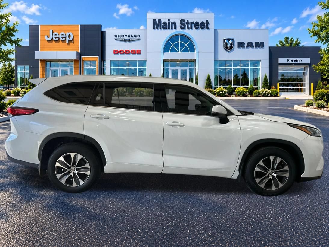 Used 2022 Toyota Highlander XLE AWD/4WD image 6