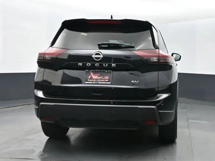 Used 2024 Nissan Rogue SV image 8