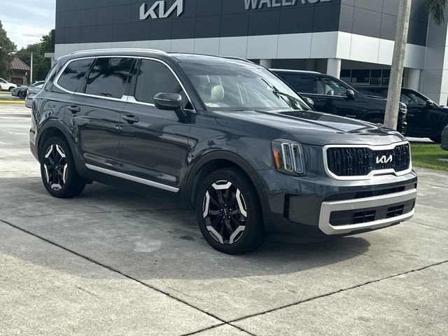 Certified 2023 Kia Telluride EX w/ EX Captain's Chair Package FWD image 4