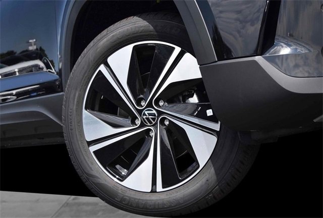 New 2025 Volkswagen Taos SE image 3