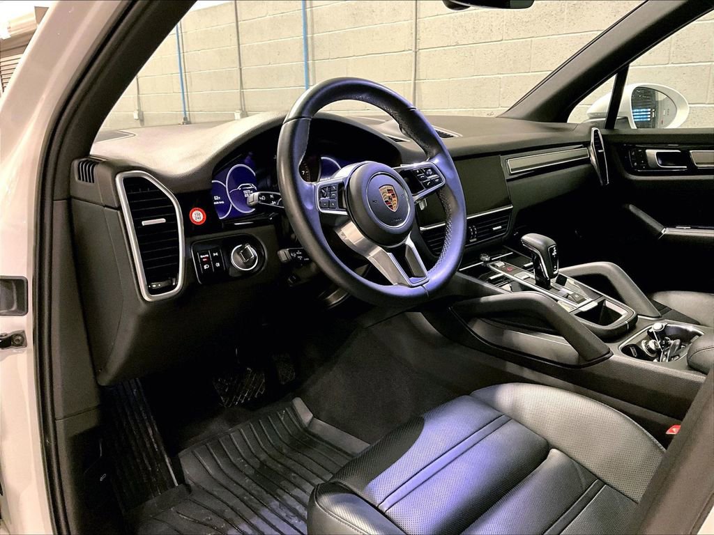 Certified 2023 Porsche Cayenne Platinum Edition image 4