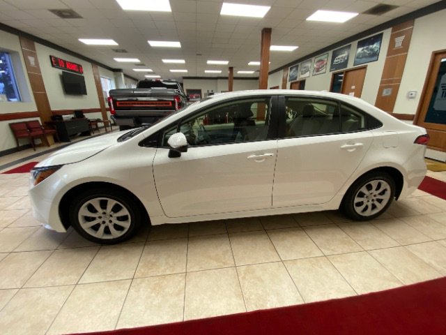 Used 2021 Toyota Corolla LE FWD image 2