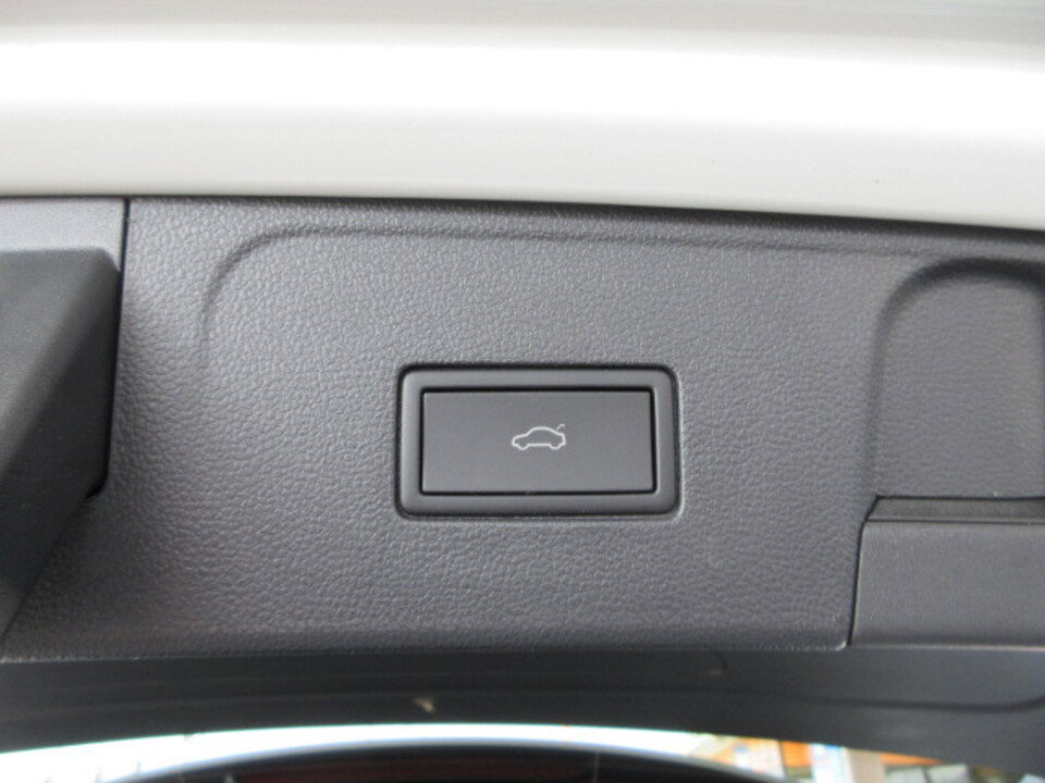 Used 2025 Volkswagen Atlas SE image 42