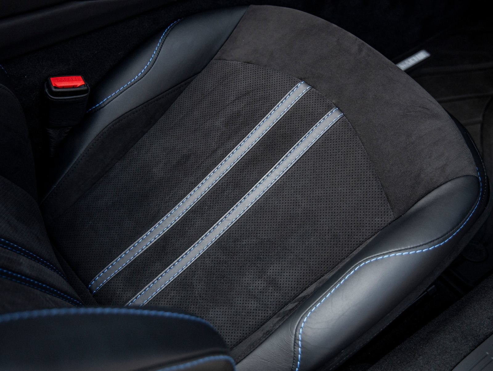 Used 2022 Aston Martin V8 Vantage Roadster RWD image 34