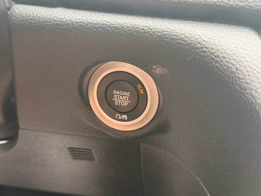 Used 2025 Chrysler Pacifica Limited FWD image 31