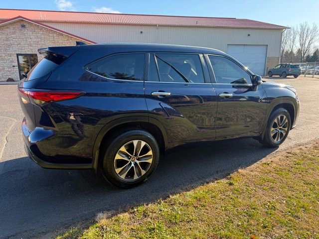 Used 2023 Toyota Highlander XLE image 4