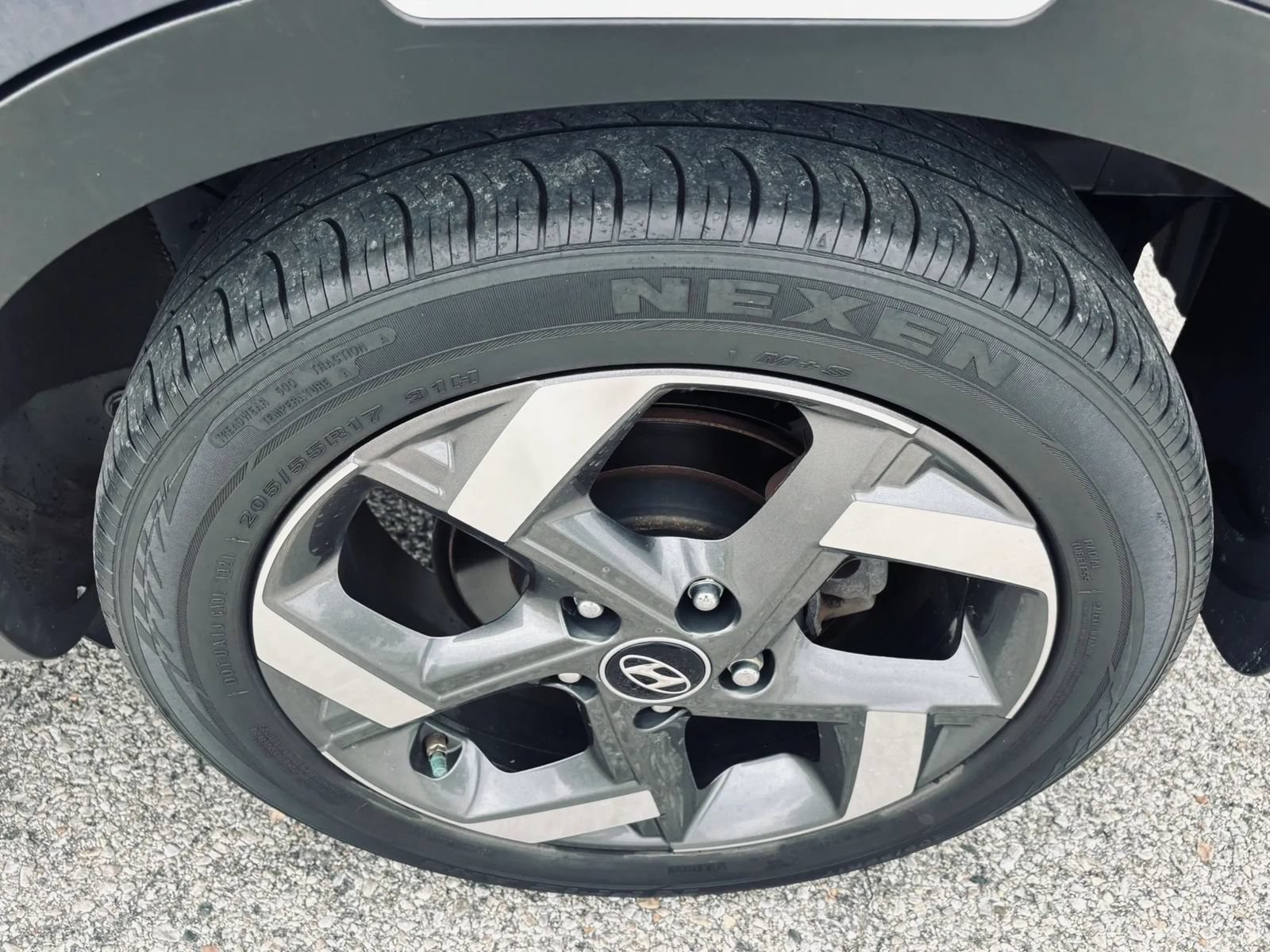 Used 2021 Hyundai Venue FWD image 4