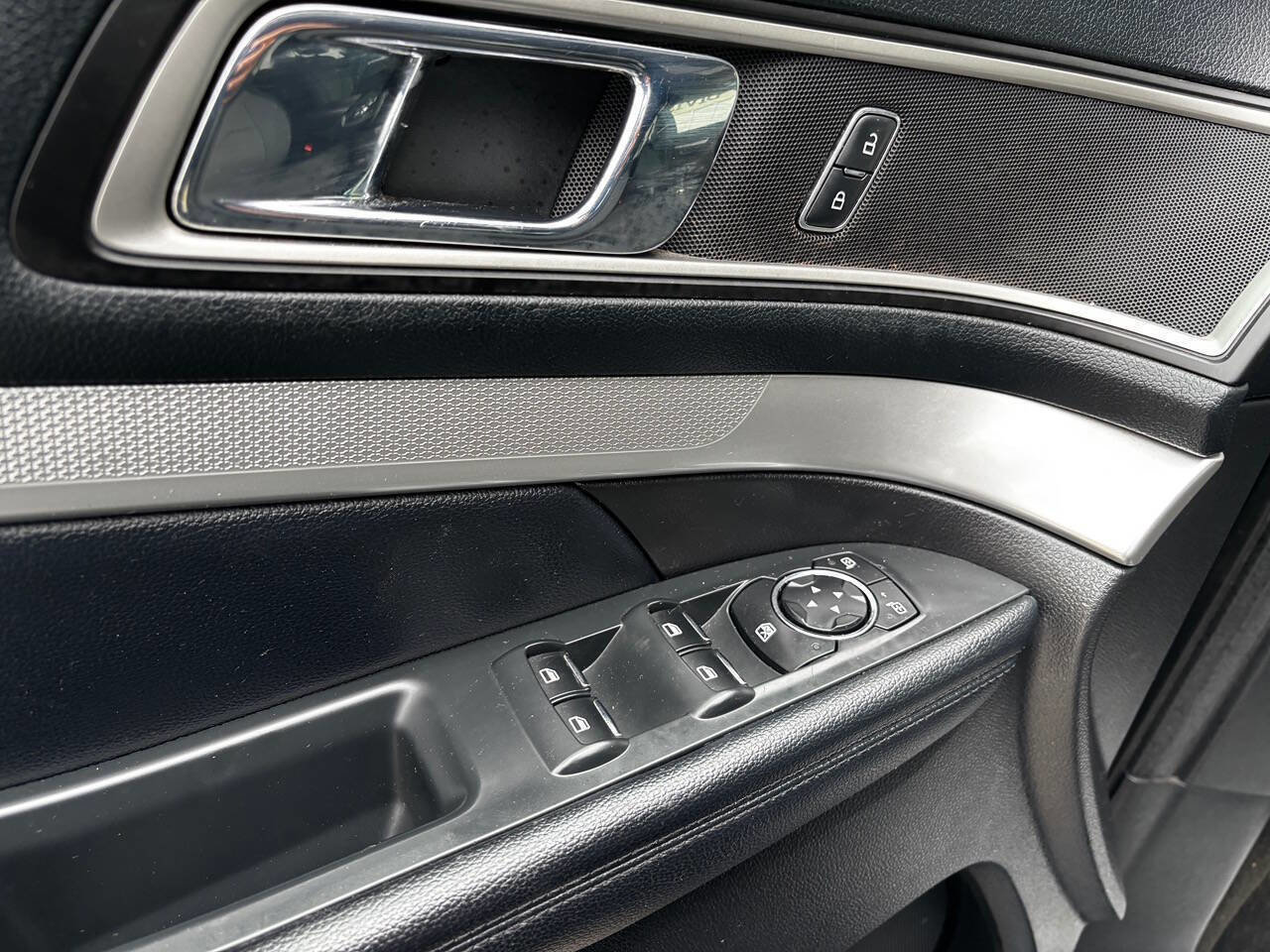 Used 2016 Ford Explorer XLT image 33