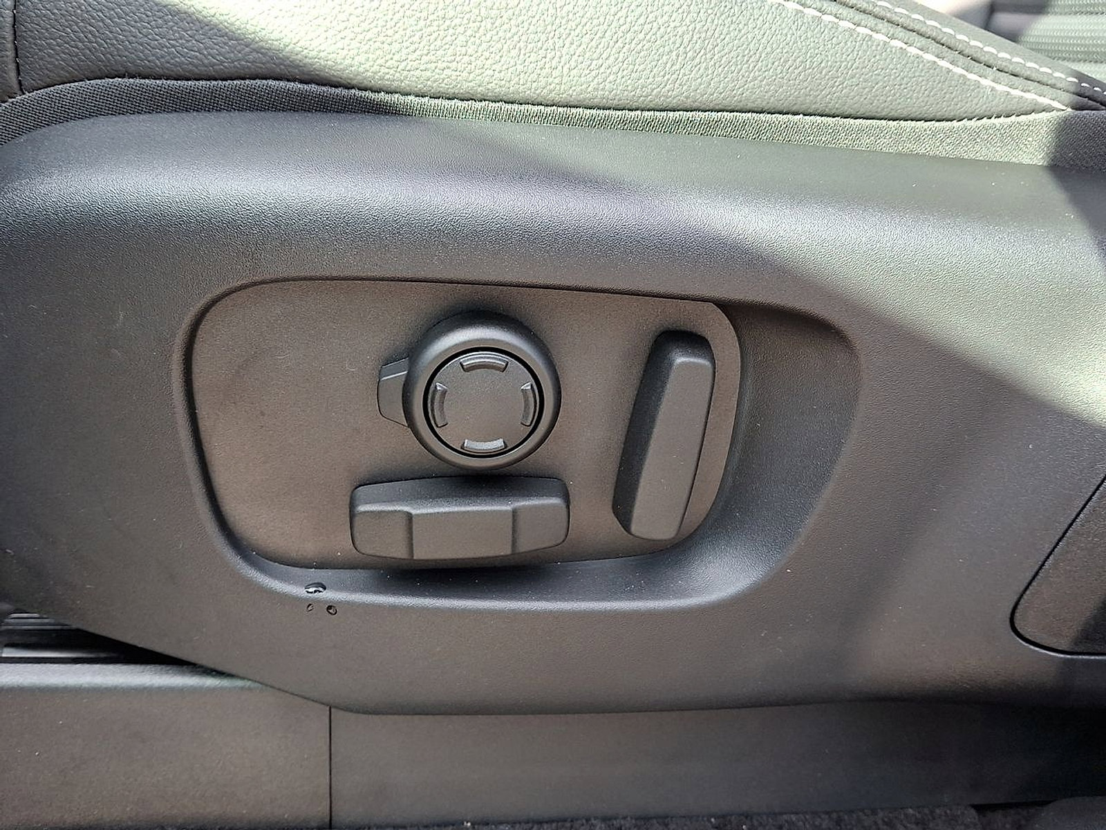 Used 2024 Land Rover Discovery Dynamic SE image 18