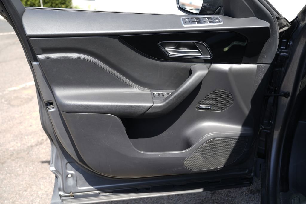 Used 2019 Jaguar F-PACE Premium image 22