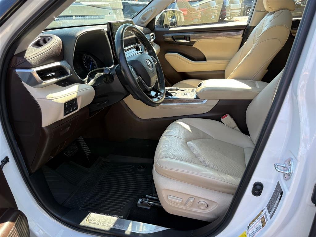 Used 2020 Toyota Highlander Platinum AWD/4WD image 16