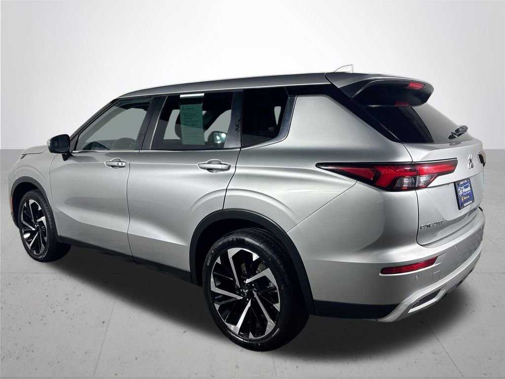 Used 2023 Mitsubishi Outlander SE image 8