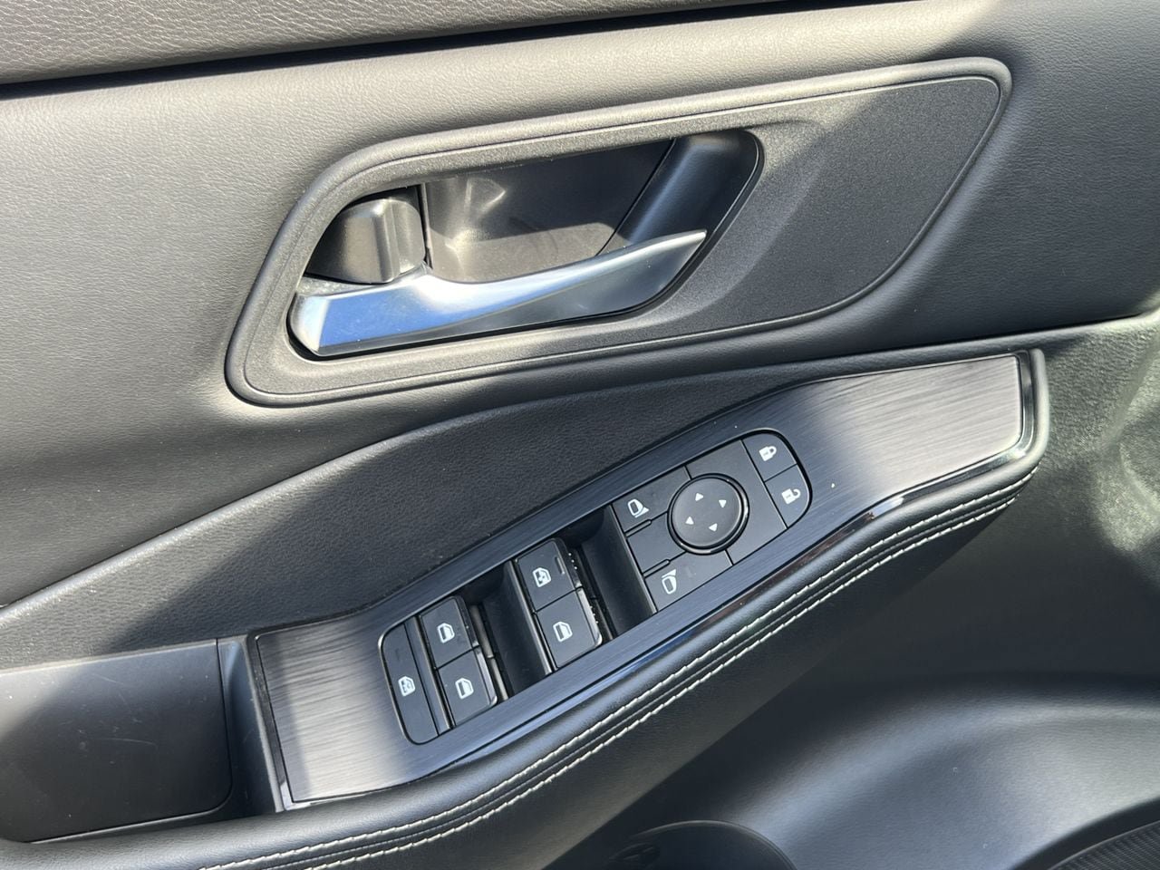 Certified 2025 Nissan Rogue SV AWD/4WD image 4