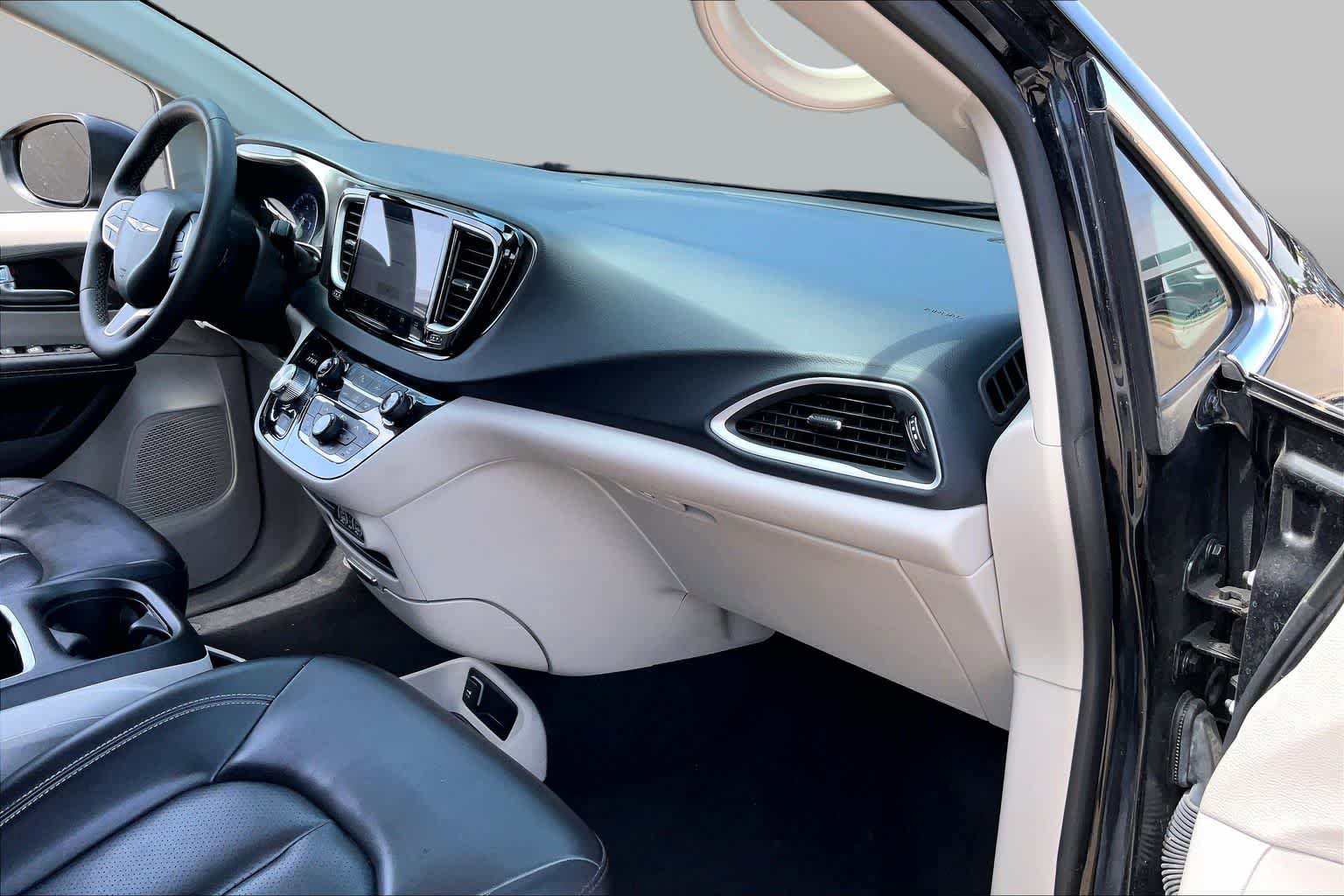 Used 2023 Chrysler Pacifica Touring-L FWD image 17