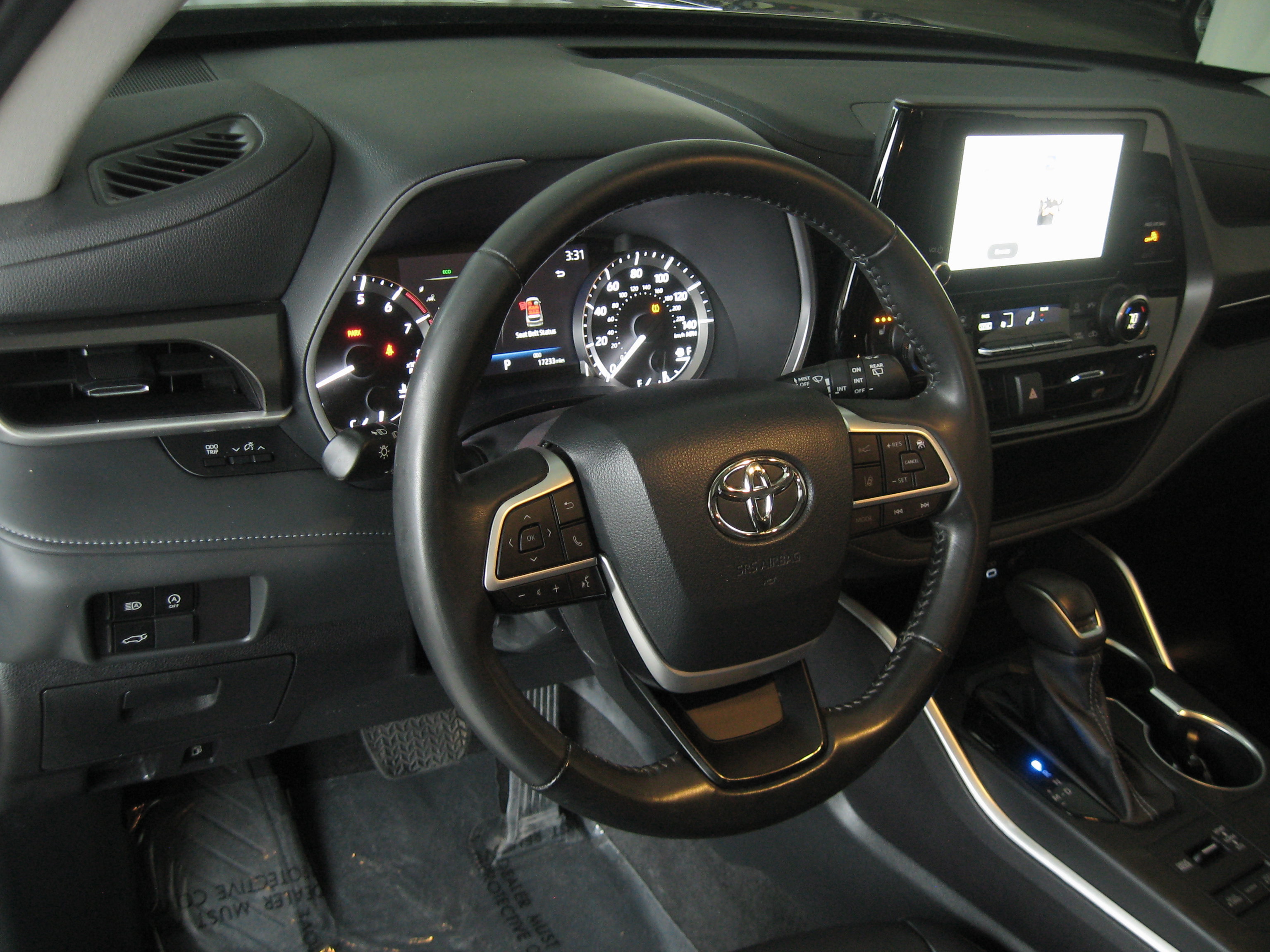 Used 2023 Toyota Highlander XLE image 12