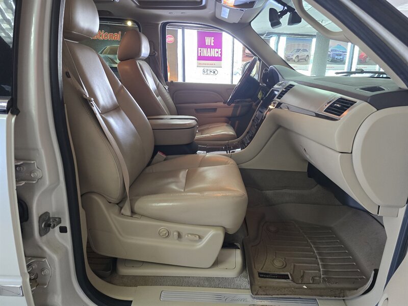 Used 2010 Cadillac Escalade ESV Premium AWD/4WD image 16