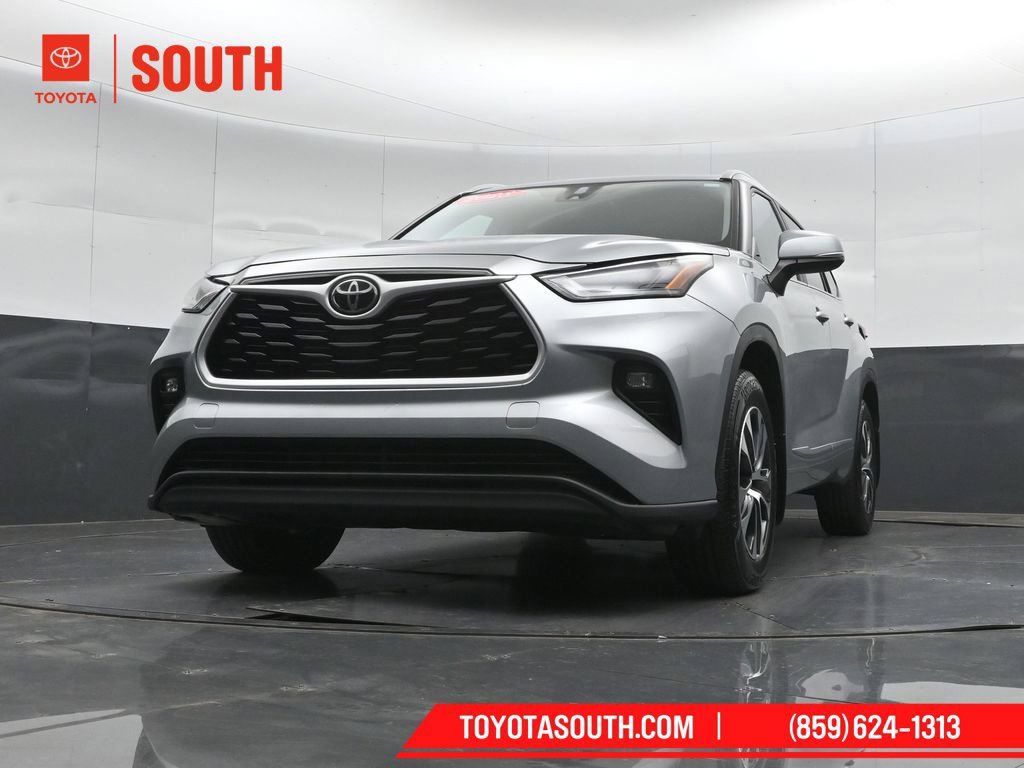 Used 2023 Toyota Highlander XLE AWD/4WD image 44