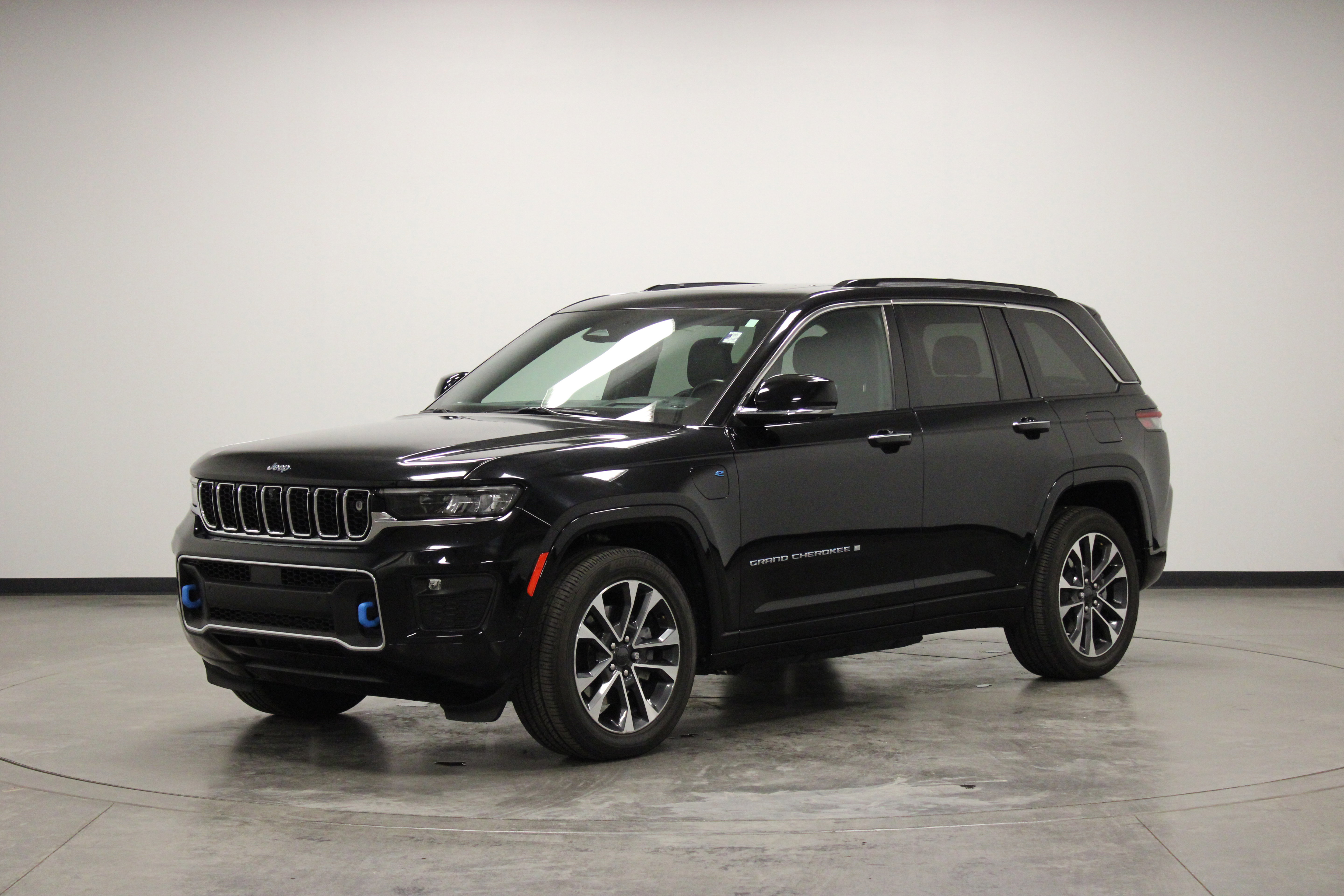 Used 2023 Jeep Grand Cherokee Overland w/ Advanced Protech Group III AWD/4WD image 4