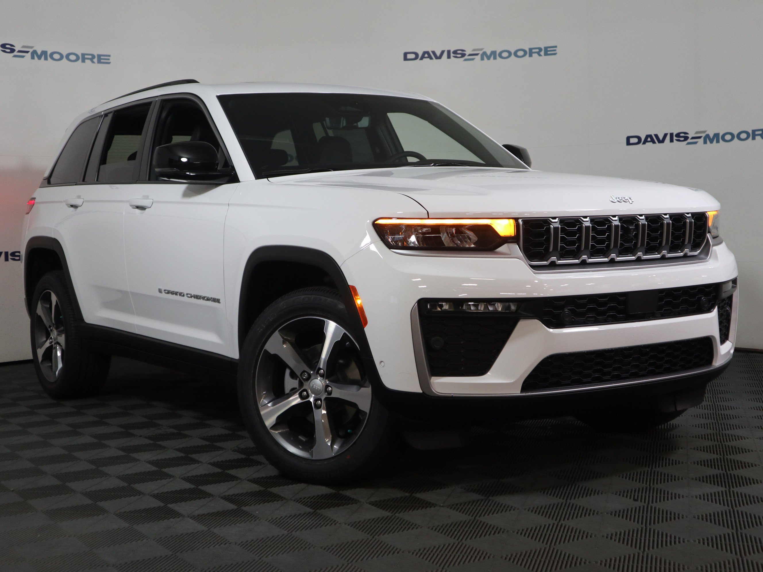 New 2026 Jeep Grand Cherokee Limited w/ Luxury Tech Group II AWD/4WD image 2