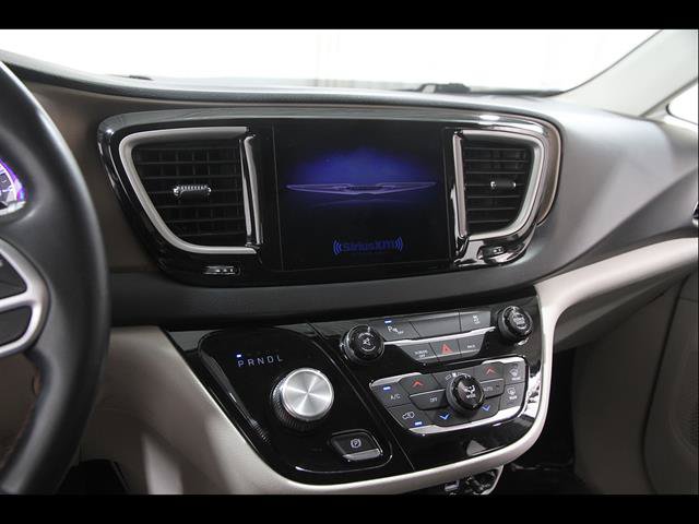 Used 2017 Chrysler Pacifica Touring-L FWD image 9