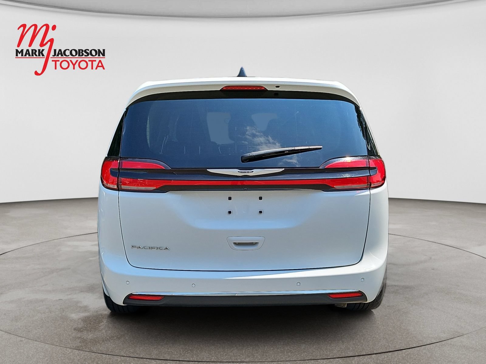 Used 2023 Chrysler Pacifica Touring-L FWD image 11
