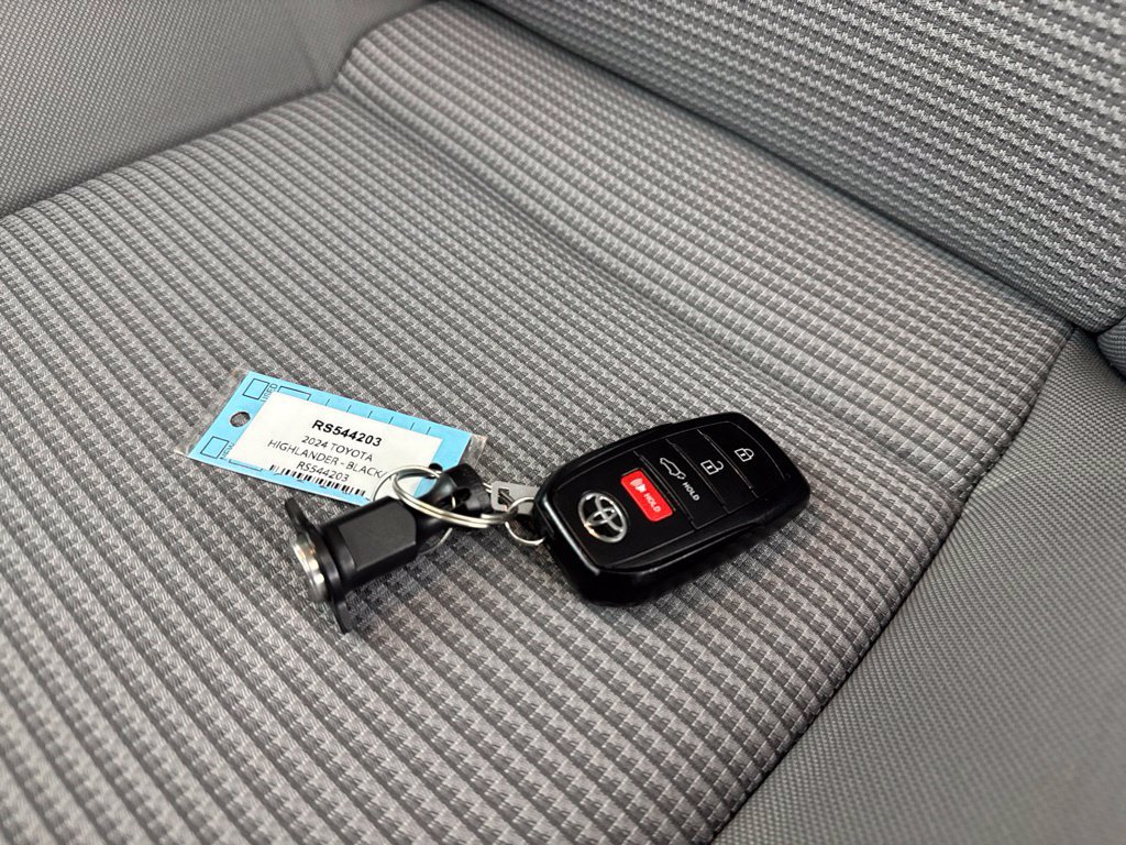 Used 2024 Toyota Highlander LE AWD/4WD image 50