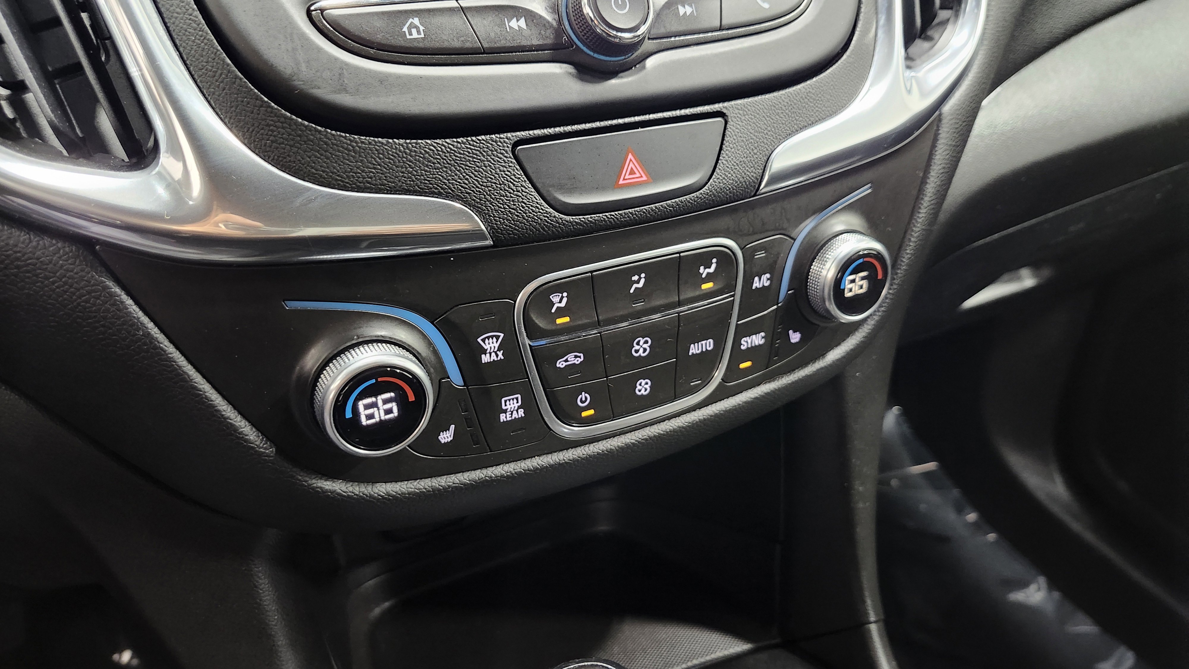 Used 2018 Chevrolet Equinox LT image 32