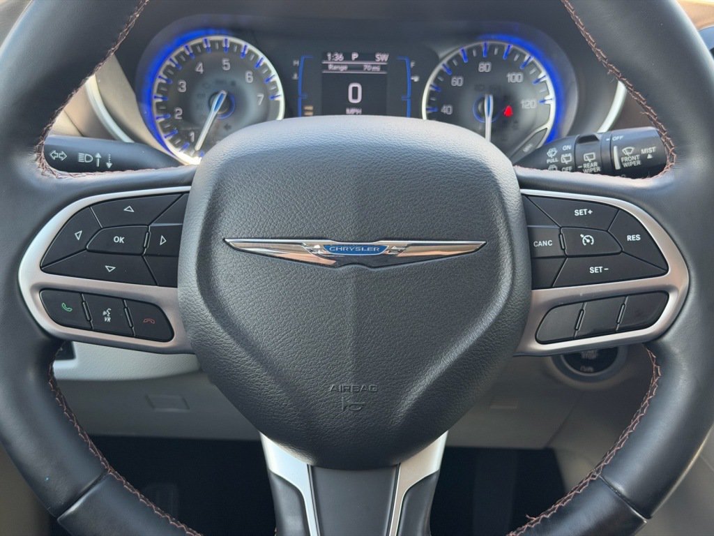 Used 2018 Chrysler Pacifica Touring-L FWD image 13