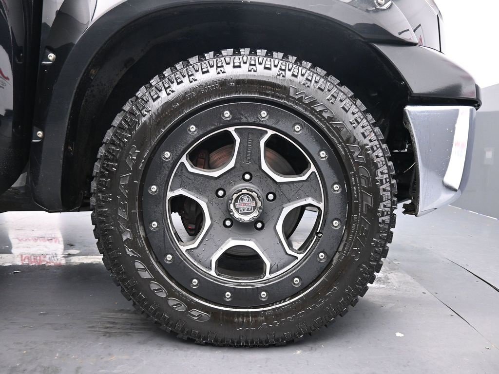 Used 2011 Toyota Tundra 4x4 CrewMax image 15