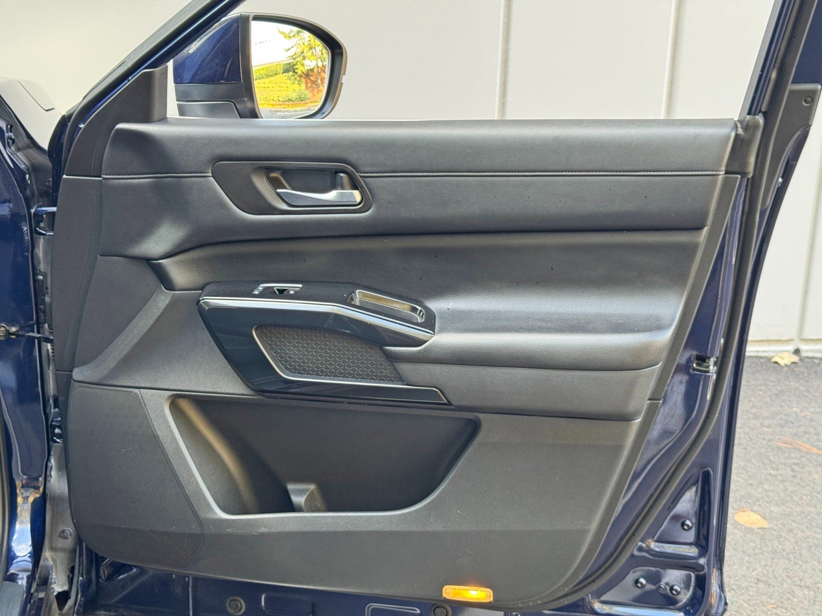 Used 2022 Nissan Pathfinder SV image 39