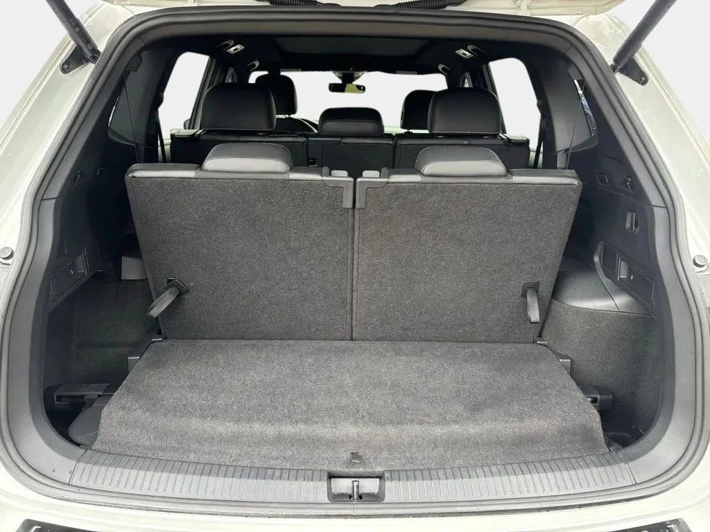 Used 2024 Volkswagen Tiguan SE R-Line image 34