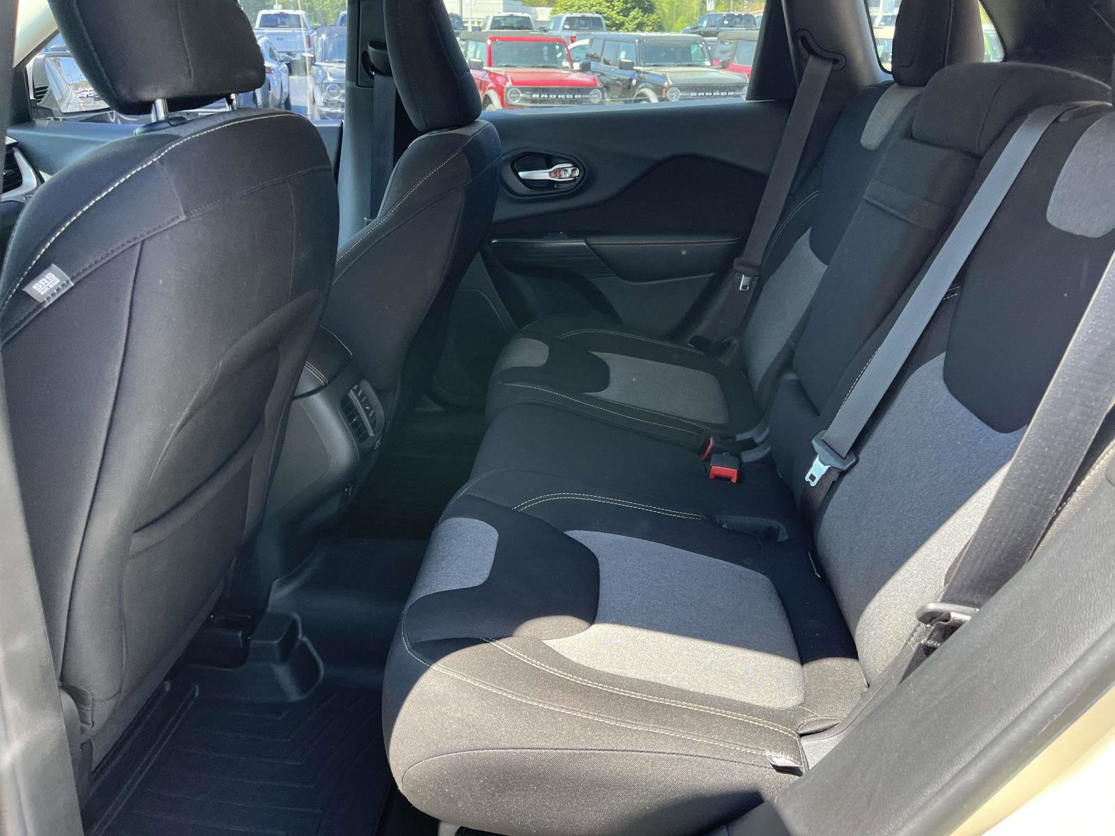 Used 2014 Jeep Cherokee Latitude w/ Comfort/Convenience Group image 12