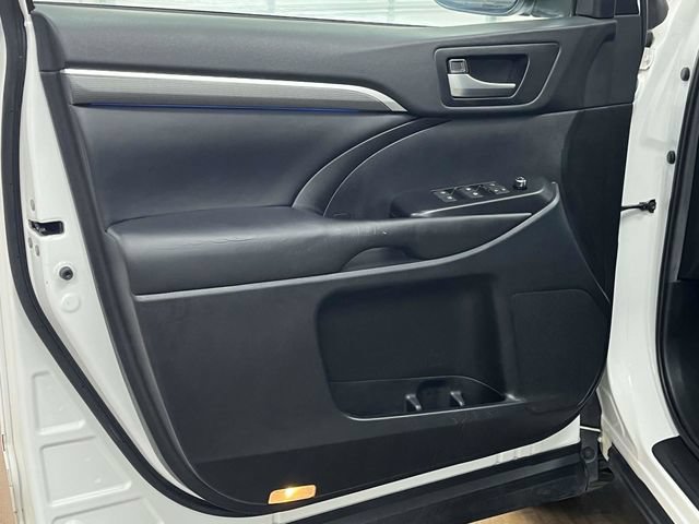 Used 2019 Toyota Highlander SE AWD/4WD image 16