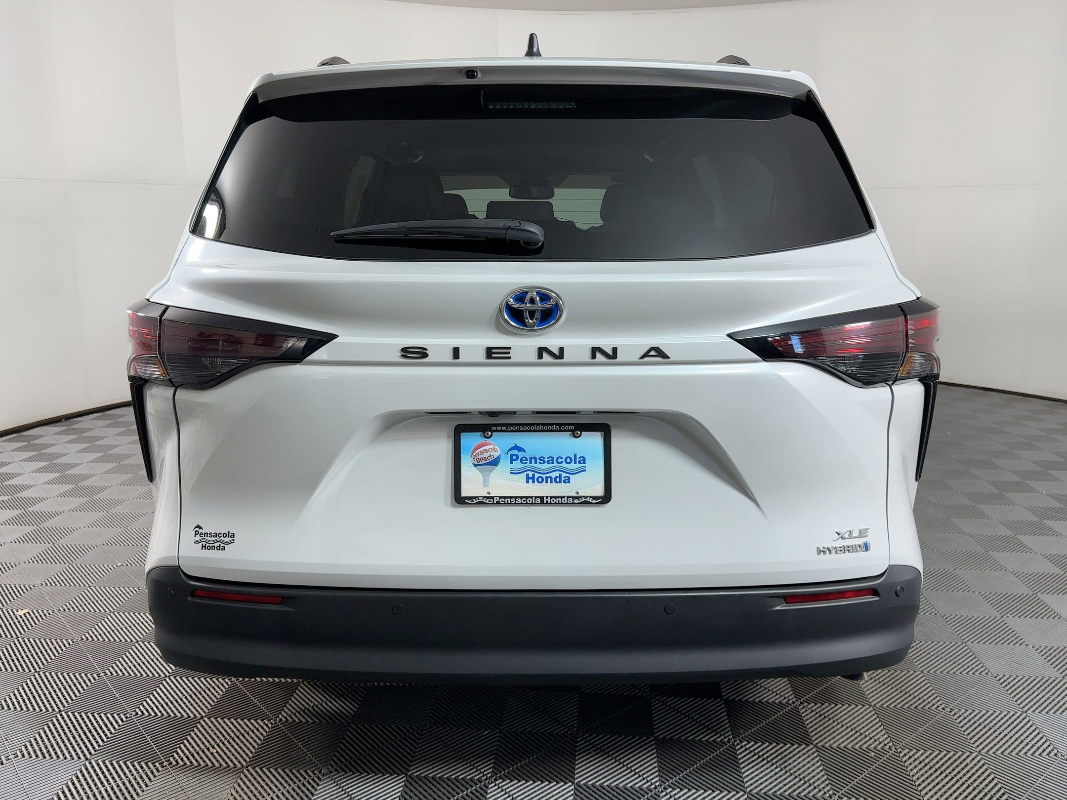 Used 2024 Toyota Sienna XLE image 8