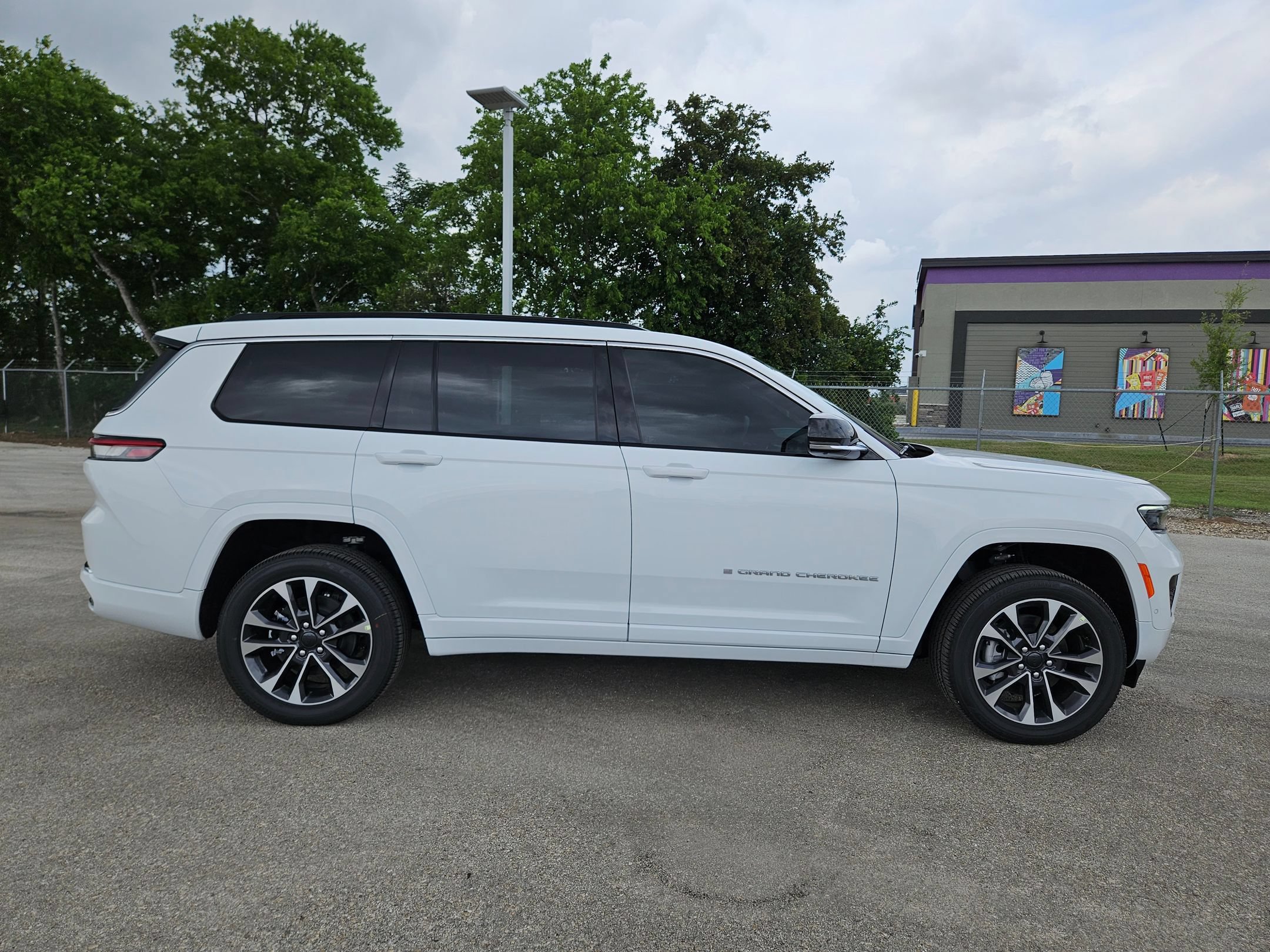 New 2025 Jeep Grand Cherokee L Overland w/ Advanced Protech Group III AWD/4WD image 2
