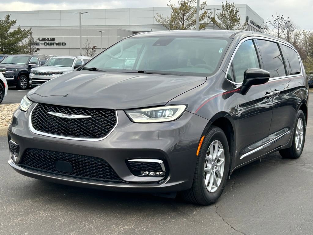 Certified 2023 Chrysler Pacifica Touring-L image 3