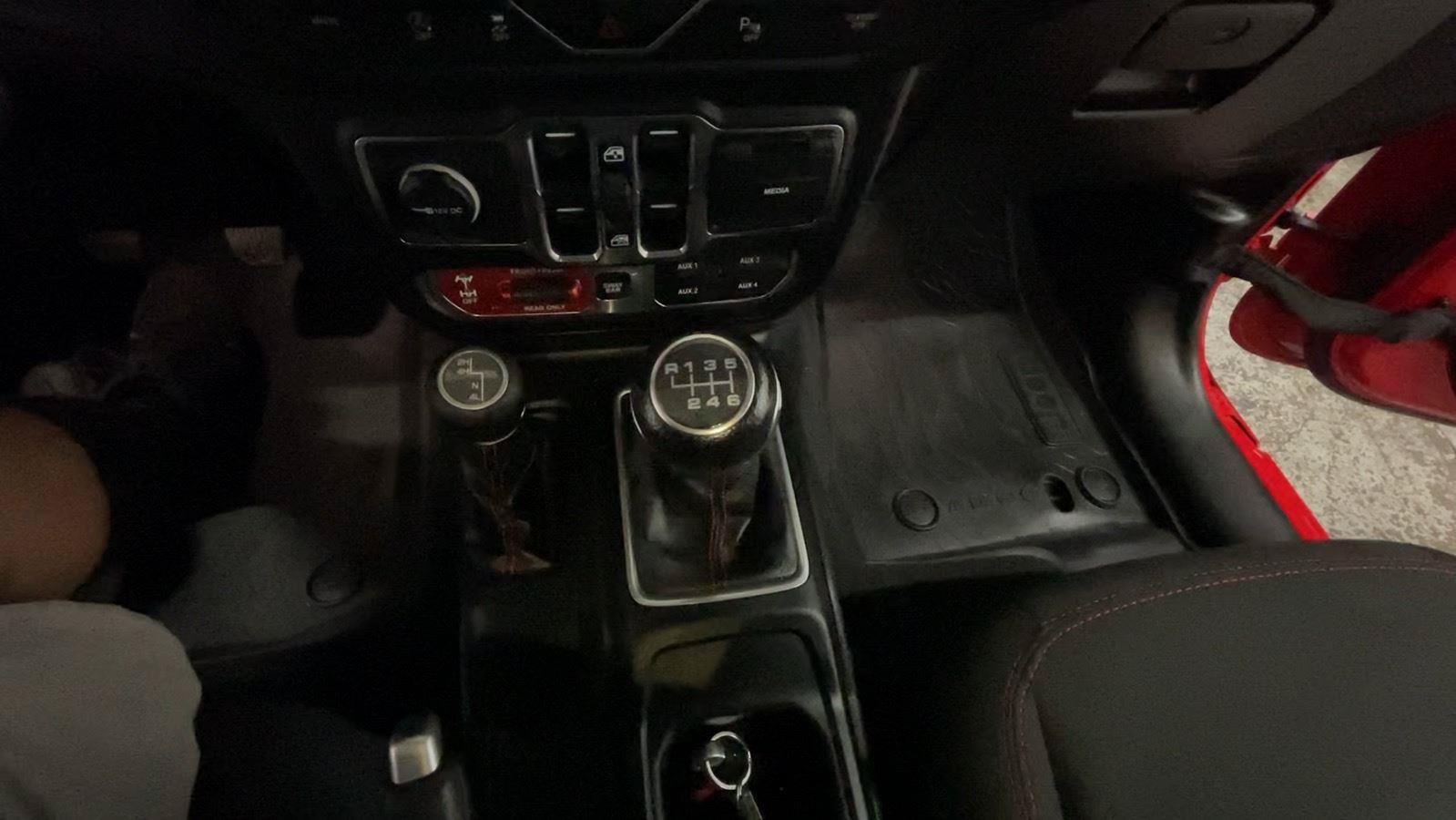 Used 2019 Jeep Wrangler Unlimited Rubicon w/ Dual Top Group AWD/4WD image 35