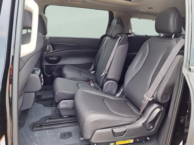 New 2025 Kia Carnival SX w/ SX Dark Edition Package FWD image 21