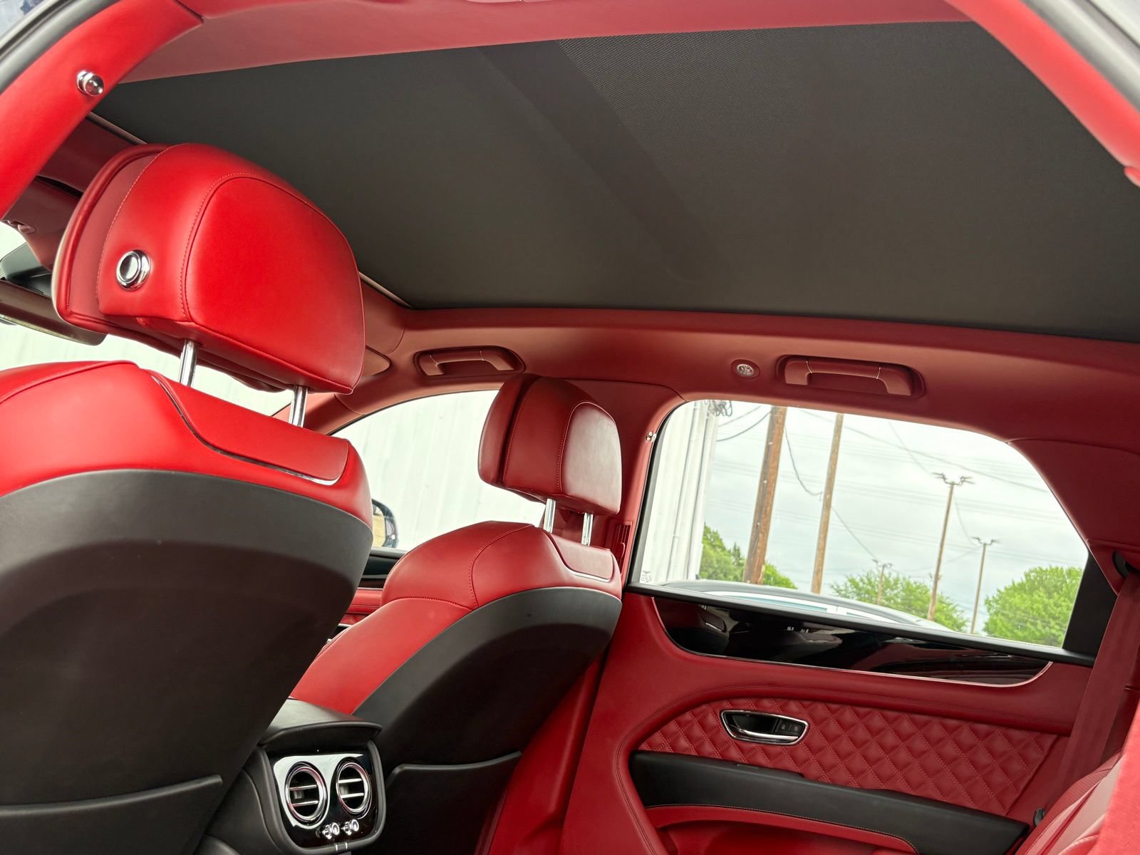 Used 2021 Bentley Bentayga AWD/4WD image 45