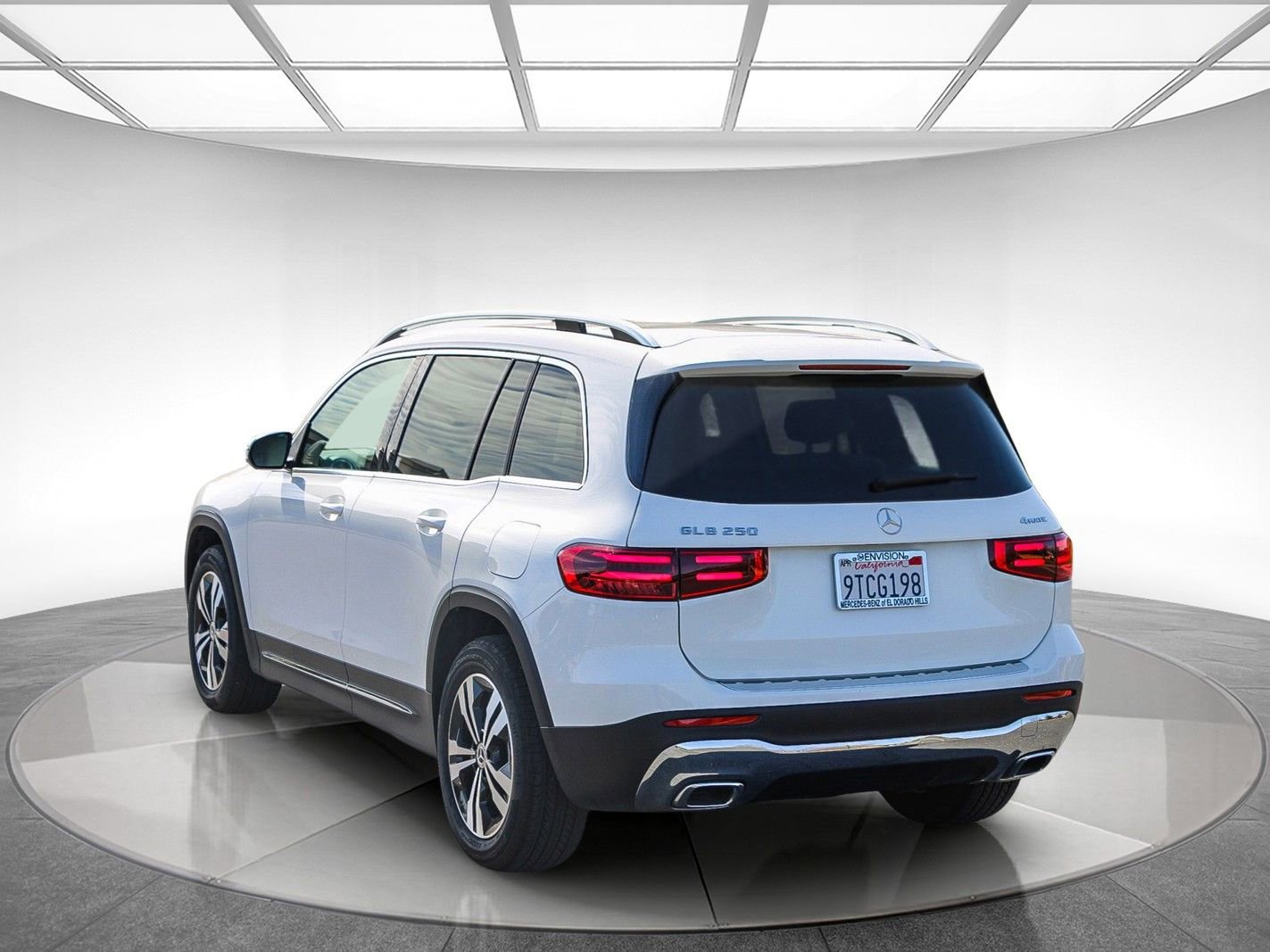 Used 2025 Mercedes-Benz GLB 250 4MATIC image 2