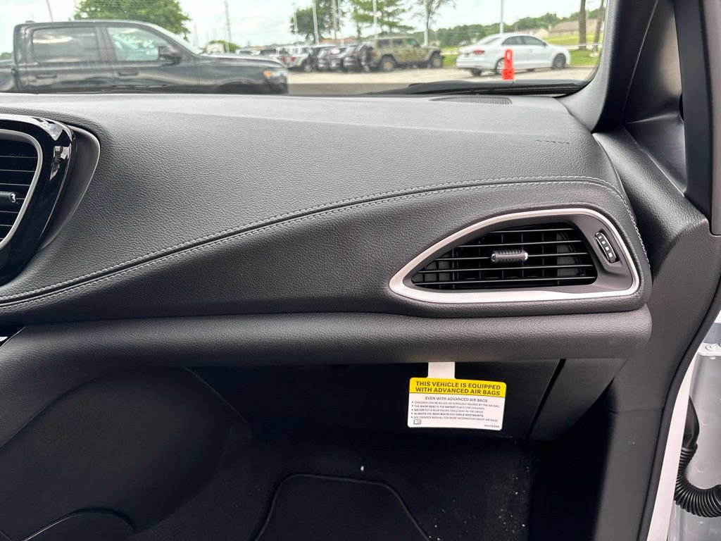 New 2027 Chrysler Pacifica Select FWD image 51