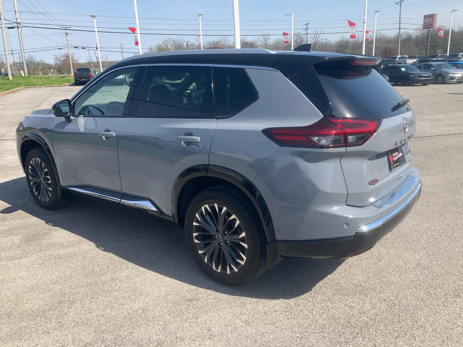 Used 2024 Nissan Rogue Platinum w/ Platinum Premium Package image 5