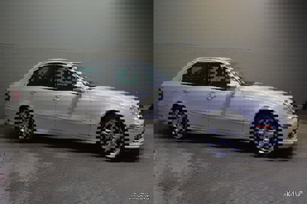 Used 2009 Mercedes-Benz E 550 Sedan image 28