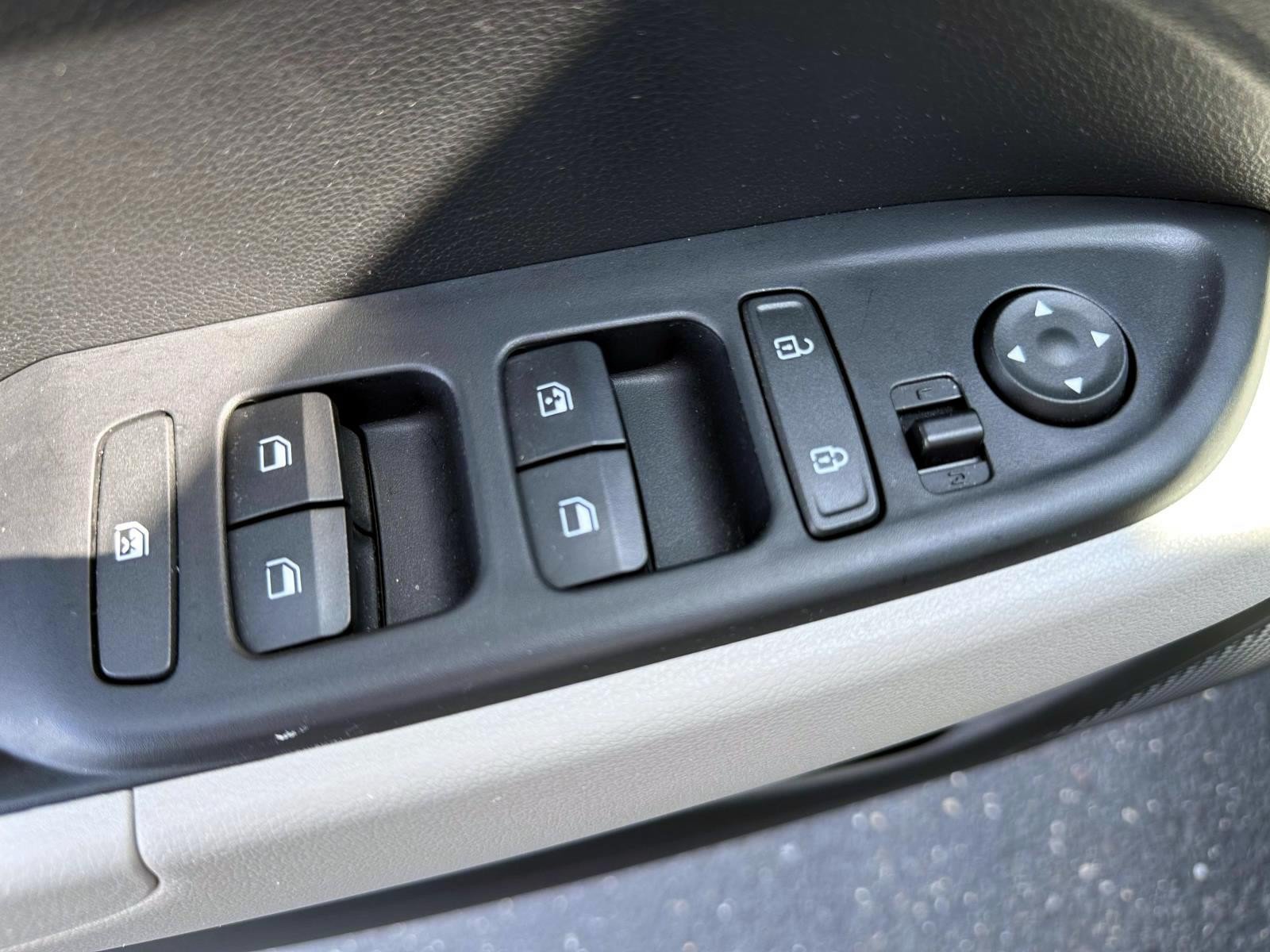 Used 2024 Hyundai Venue SEL FWD image 9